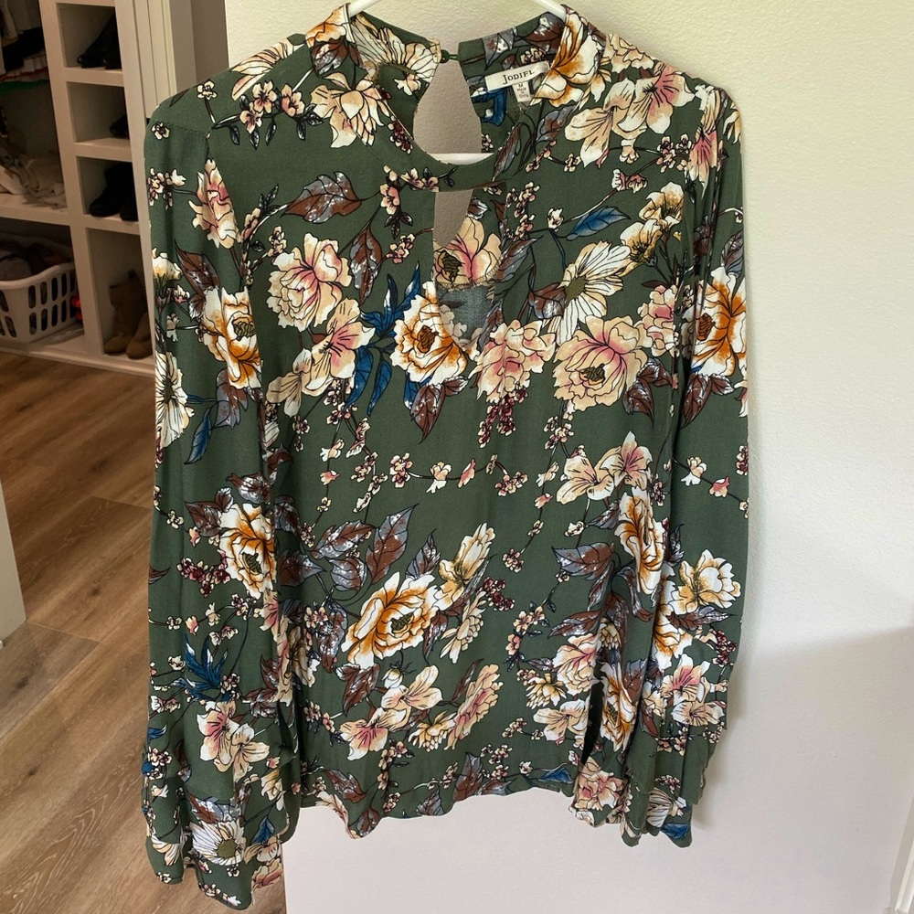 Boutique cute flowy fall top with peep hole front and back!